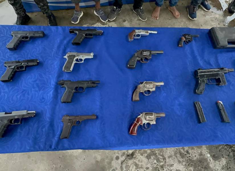Imagen de algunas de las armas decomisadas este viernes 28 de febrero. Imagen de algunas de las armas decomisadas este viernes 28 de febrero.