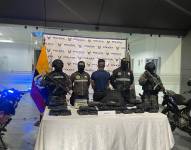 Uno de los detenidos en el megaoperativo en Quito.