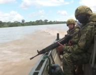 Militares patrullando un río en la Amazonía ecuatoriana.