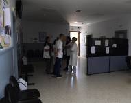 Empleados de un centro de salud permanecen en sus oficinas sin luz durante un corte de energía masivo que afecta a toda la península ibérica y al sur de Francia, el 28 de abril de 2025.