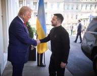 El presidente de Estados Unidos, Donald Trump (izq.) dando la bienvenida al presidente de Ucrania, Volodímir Zelenski, a la Casa Blanca.