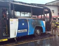 Decenas de bomberos, agentes de la Policía Nacional y personal de la Agencia de Tránsito y Movilidad (ATM) acudieron al lugar para atender la emergencia y controlar las llamas.