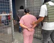 Foto del momento en el que los cinco implicados por el secuestro extorsivo con muerte de cuatro comerciantes fueron ingresados a la celda de detención del Cuartel Modelo de Guayaquil, el pasado 6 de junio del 2205.