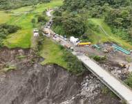 La erosión del río Loco, afluente del Napo, pone en peligro la infraestructura petrolera y vial.