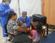Los médicos revisan a una niña (imagen referencial).