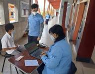 Dos médicos evalúan a un estudiante de una unidad educativa municipal.