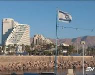 La bandera de Israel flamea.