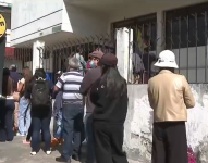 Una fila de personas que buscaban vacunarse se formó en las afueras del centro de salud de Las Casas, en Quito.